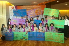 Các bạn sinh viên trong một hoạt động của Tháng hành động. (Ảnh: PV/Vietnam+)