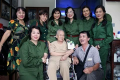 Nhóm Giai điệu bạn bè và mẹ liệt sỹ Đặng Thùy Trâm. (Ảnh: Doãn Đức/Vietnam+)