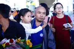 Thuyền viên Nguyễn Văn Xuân trở về sân bay Nội Bài ngày 25/10. (Ảnh: Minh Chiến/Vietnam+)