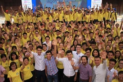 Hàng trăm tân sinh viên cùng thảo luận về học tập tích cực và chủ động