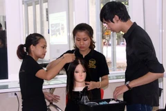 Học nghề làm tóc. (Ảnh minh họa: Bích Huệ/TTXVN)