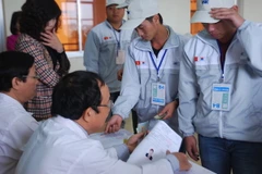 Lao động Việt Nam làm thủ tục sang Hàn Quốc. (Ảnh: Hồng Kiều/Vietnam+)