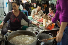 Một quán phở đêm trên 'thiên đường ẩm thực' Tống Duy Tân. (Ảnh: Minh Đức/Vietnam+)