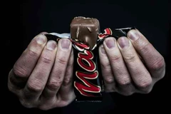 Sản phẩm chocolate Mars được bày bán tại một cửa hàng ở Lyon, miền Đông nước Pháp ngày 23/2. (Ảnh: AFP/TTXVN)