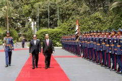 Tổng thống Ai Cập Abdel Fattah Al Sisi và Chủ tịch nước Trần Đại Quang tại lễ đón. (Ảnh: Nhan Sáng/TTXVN)