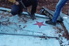 Phiến quân công bố hình ảnh cho thấy mảnh xác máy bay Su-25 bị bắn rơi. (Nguồn: The Drive)