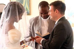 Zanele Ndlovu vẫn làm lễ cưới bất chấp việc mất đi một cánh tay. (Nguồn: Daily Mail)