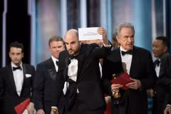 Năm ngoái sai sót đã xảy ra khiến La La Land được xướng tên là Phim hay nhất, thay vì Moonlight. (Nguồn: LA Times)