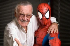 Stan Lee bên cạnh đứa con tinh thần Spider-Man. (Nguồn: get-game.net).