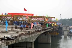 Hợp long cầu bạch Hổ qua sông Hương (Ảnh: Quốc Việt/Vietnam +) 