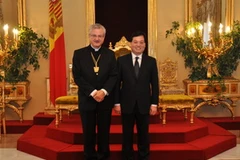 Đại sứ Dương Chí Dũng trình Quốc thư ở Andorra (Ảnh: TTXVN)