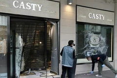 Cảnh sát Pháp điều tra hiện trường một vụ cướp ở cửa hàng trang sức. (Nguồn: AP)