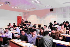 Các thành viên Quỹ Đồng hành sôi nổi tuyển chọn. (Ảnh: Hoàng Chương/Vietnam+)