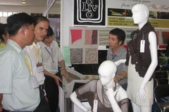 Khách hàng tham quan, tìm hiểu cơ hội hợp tác tại triển lãm. (Ảnh: Hà Huy Hiệp/Vietnam+)