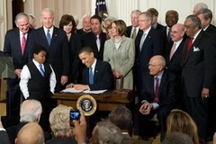 Tổng thống Obama ký luật cải cách ngành y tế. (Ảnh: Getty Images)