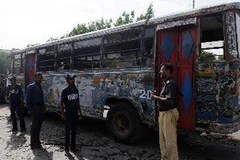 Cảnh sát điều tra hiện trường vụ đánh bom ở Karachi. (Nguồn: THX-TTXVN)