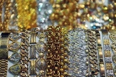 Đồ trang sức vàng được bày bán ở Jakarta, Indonesia. (Ảnh: AFP/TTXVN)