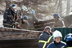 Nhân viên cứu hỏa tại hiện trường vụ cháy. (Nguồn: THX/TTXVN)