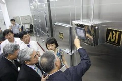 Các đại biểu tham quan phòng thí nghiệm CAS. (Ảnh: Vũ Sinh/TTXVN)