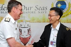 Chỉ huy lực lượng hải quân hai nước bắt tay trong buổi tuyên bố mở màn cuộc tập trận năm 2011. (Nguồn: Channel News Asia).