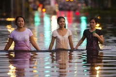 Cảnh ngập lụt ở đường phố Bangkok. (Ảnh: AFP/TTXVN)