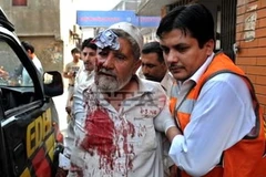 Nhân viên cứu hộ đưa nạn nhân trong một vụ đánh bom ở Pakistan rời khỏi hiện trường. (Nguồn: EPA)