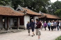 Du khách quốc tế đến thăm Văn Miếu-Hà Nội. (Ảnh: Anh Tuấn/TTXVN)