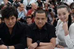 Đạo diễn Lâu Diệp (giữa) tại buổi trình chiếu Mystery tại Cannes. (Nguồn: AFP)