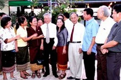 Các cựu học sinh Lào giao lưu với thầy cô giáo cũ của Việt Nam. (Ảnh; Hoàng Chương/Vietnam+).