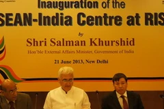 Ngoại trưởng Ấn Độ Salman Khurshid (giữa) và Đại sứ Việt Nam tại Ấn Độ Nguyễn Thanh Tân ( phải) tại lễ khai trương. (Ảnh: Minh Lý/Vietnam+)