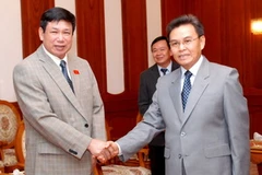 Phó Chủ tịch QH Lào Saysomphon Phomvihan tiếp ông Lê Nam, Phó Trưởng đoàn Đại biểu Quốc hội tỉnh Thanh Hóa. (Ảnh: Hoàng Chương/Vietnam+)