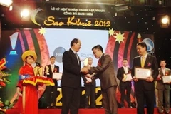 Phó Thủ tướng Chính phủ Nguyễn Thiện Nhân trao giải thưởng Sao Khuê 2012 cho doanh nghiệp, cá nhân. (Ảnh: Việt Hùng/Vietnam+)