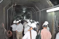 Đoàn giám sát của QH kiểm tra trong thân đập thuỷ điện Sông Tranh 2 (Ảnh: Trần Tĩnh/Vietnam +)