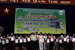 Quang cảnh lễ trao học bổng. (Ảnh: Hoàng Hải/Vietnam+)