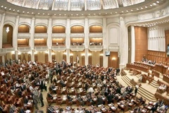 Quốc hội Romania hôm 6/7 đã ra quyết định tước bỏ quyền hạn của Tổng thống Traian Basescu (Ảnh: AP)