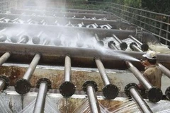 Sản xuất nước sạch ở Công ty kinh doanh nước sạch Hà Nội. (Ảnh: Bùi Tường/TTXVN)