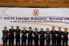 Bộ trưởng ngoại giao các nước ASEAN chụp ảnh chung tại hội nghị. (Nguồn: AFP/TTXVN)
