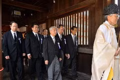 Các quan chức Nhật đến viếng đền Yasukuni. (Nguồn: AFP/TTXVN)