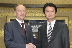 Ngoại trưởng Nhật Bản Khoichiro Gemba (phải) và Thư ký Hội đồng An ninh Nga Nikolai Patrushev. (Nguồn: english.kyodonews.jp).