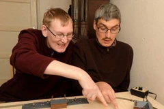 Hai anh em Michael (bên trái) và Matthew dành cả ngày nghịch đồ chơi. (Nguồn: Caters News Agency)