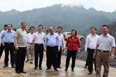 Phó Thủ tướng Chính phủ Nguyễn Xuân Phúc thăm, kiểm tra tiến độ xây dựng tại khu công nghiệp Bình Vàng, Hà Giang. (Ảnh: Minh Tâm/TTXVN)