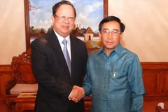 Bộ trưởng Bộ Giáo dục và Thể thao Lào Phankham Viphavan tiếp Chủ tịch Liên hiệp các tổ chức hữu nghị Việt Nam Vũ Xuân Hồng. (Ảnh: Hoàng Chương/Vietnam+).