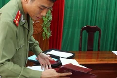 Lực lượng an ninh đang kiểm tra tang vật vụ án. (Ảnh: Nguyễn Sơn/Vietnam+) 