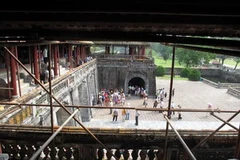 Trùng tu di tích Ngọ Môn. (Ảnh; Quốc Việt/Vietnam+)