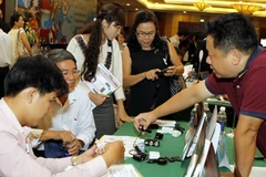 Doanh nghiệp hai bên giao lưu thương mại tìm kiếm cơ hội kinh doanh. (Ảnh: Hoàng Hải/Vietnam+)