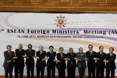 Bộ trưởng ngoại giao các nước ASEAN chụp ảnh chung tại hội nghị. (Nguồn: AFP/TTXVN)