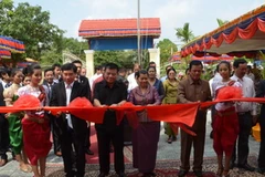 Phó Thủ tướng Men Som Ol và Chủ tịch HĐQT BIDV Trần Bắc Hà cắt băng khánh thành Nhà đa năng. (Ảnh: Trần Chí Hùng/Vietnam+).