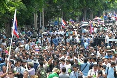 Hàng nghìn người biểu tình ngoài tòa nhà Quốc hội Thái Lan. (Nguồn: AFP)