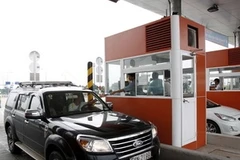 Các phương tiện đi quaTrạm thu phí Đường hầm sông Sài Gòn. (Ảnh: Hoàng Hải/TTXVN)