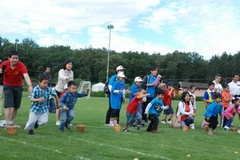 Thiếu nhi thi nhặt khoai tây tại Ngày hội thể thao và gia đình ASEAN ở Geneva (Ảnh: Lê Thanh/Vietnam+)